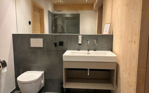 02 Nth031 Sup Chalet mit Sauna und Hot Tub 2 Etage: Flooring, Holz, Fussboden, Interior Design, Armatur, Bad Sink, Sinken, Badezimmer, Installation, Wohnung