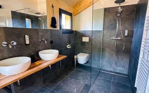 02 Nth051 18B Sup Chalet mit Sauna und Hot Tub 2 e: Flooring, Armatur, Fussboden, Badezimmer, Interior Design, Bad Sink, Sinken, Installation, Zapfhahn, Fliese
