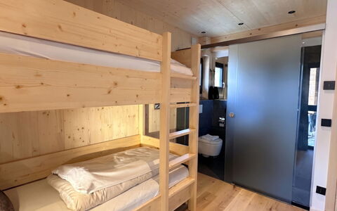 02 Nth051 18B Sup Chalet mit Sauna und Hot Tub 2 e: Holz, Flooring, Möbel, Interior Design, Fussboden, Schlafzimmer, Decke, Bett, Hartholz, Holzbeize