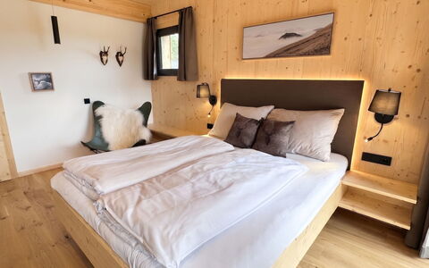 02 Nth051 18B Sup Chalet mit Sauna und Hot Tub 2 e: Schlafzimmer, Bett, Bettrahmen, Bedding, Hütte, Bettdecke, Hartholz, Holzbeize, Suite, Blockhaus