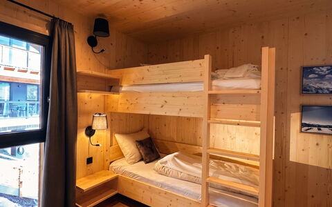 02 Nth051 18B Sup Chalet mit Sauna und Hot Tub 2 e: Holz, Interior Design, Decke, Schlafzimmer, Holzbeize, Hartholz, Bett, Bettrahmen, Blockhaus, Holz