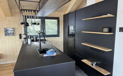 02 Nth051 18B Sup Chalet mit Sauna und Hot Tub 2 e: Holz, Flooring, Interior Design, Küche, Fussboden, Countertop, Möbel, Decke, Cabinetry, Light Fixture