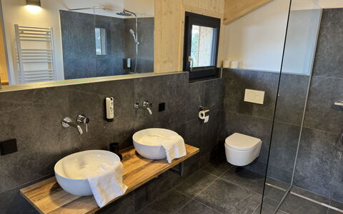 02 Nth051 18B Sup Chalet mit Sauna und Hot Tub 2 e: Flooring, Armatur, Interior Design, Holz, Fussboden, Bad Sink, Sinken, Badezimmer, Zapfhahn, Installation