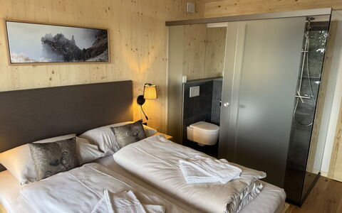 02 Nth051 18B Sup Chalet mit Sauna und Hot Tub 2 e: Schlafzimmer, Bett, Bettdecke, Interior Design, Bettrahmen, Bedding, Möbel, Fussboden, Flooring, Zimmer
