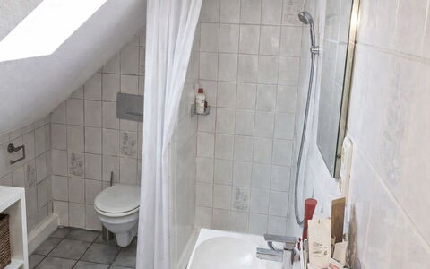 Workbase Nidderau: Badezimmer, Armatur, Flooring, Wand, Fussboden, Interior Design, Installation, Zapfhahn, Zimmer, Badewanne