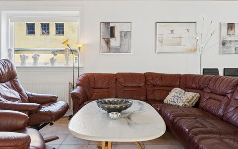 Tanja - 1.5Km from the Sea: Möbel, Couch, Interior Design, Holz, Flooring, Fussboden, Wohnzimmer, Zuhause, Beleuchtung, Zimmer