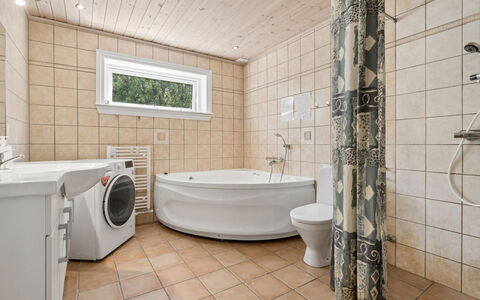 Tanja - 1.5Km from the Sea: Flooring, Fussboden, Interior Design, Holz, Decke, Armatur, Zimmer, Badezimmer, Installation, Fliese