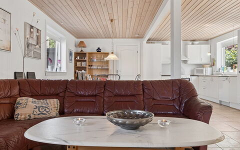 Tanja - 1.5Km from the Sea: Möbel, Flooring, Interior Design, Wand, Holz, Fussboden, Decke, Couch, Zuhause, Wohnzimmer