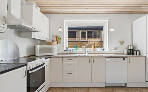 Tanja - 1.5Km from the Sea: Küche, Küchengerät, Countertop, Major Appliance, Interior Design, Flooring, Holz, Cabinetry, Möbel, Decke