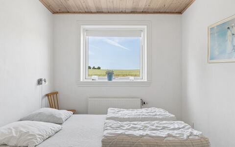 Tanja - 1.5Km from the Sea: Holz, Schlafzimmer, Bettdecke, Bedding, Decke, Bett, Linens, Bettrahmen, Daylighting, Hartholz