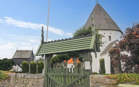 Tanja - 1.5Km from the Sea: Strauch, Pole, Garten, Landscaping, Hecke, Auffahrt, Walkway, Garten