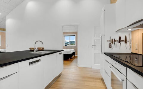 Ylermi - 600M from the Sea: Flooring, Interior Design, Küche, Fussboden, Holz, Countertop, Holzboden, Decke, Küchengerät, Cabinetry