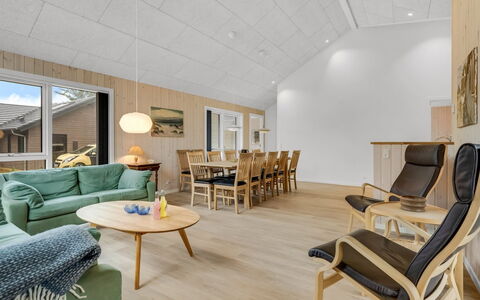 Ylermi - 600M from the Sea: Flooring, Interior Design, Fussboden, Holz, Holzboden, Decke, Möbel, Wohnzimmer, Laminatboden, Couch