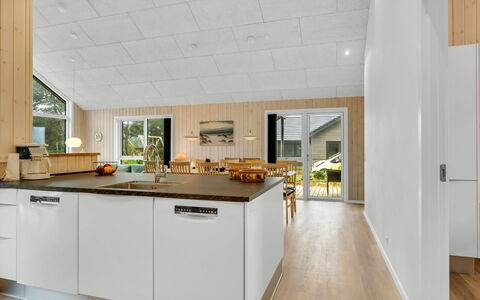 Ylermi - 600M from the Sea: Flooring, Holz, Fussboden, Interior Design, Decke, Küche, Holzboden, Countertop, Möbel, Küche & Esszimmer Tisch