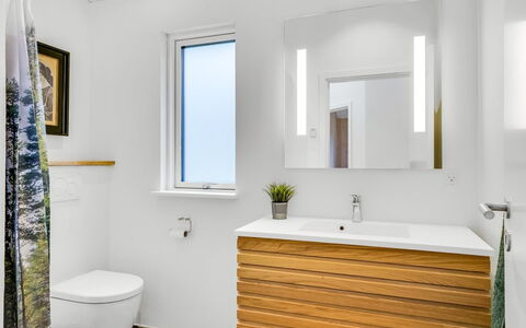 Ylermi - 600M from the Sea: Armatur, Flooring, Badezimmerschrank, Fussboden, Sinken, Installation, Bad Sink, Interior Design, Zapfhahn, Badezimmer