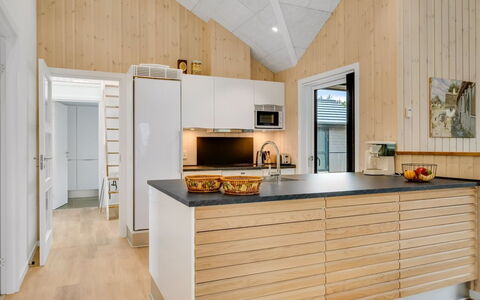 Ylermi - 600M from the Sea: Holz, Flooring, Küche, Decke, Interior Design, Holzboden, Countertop, Fussboden, Möbel, Zuhause