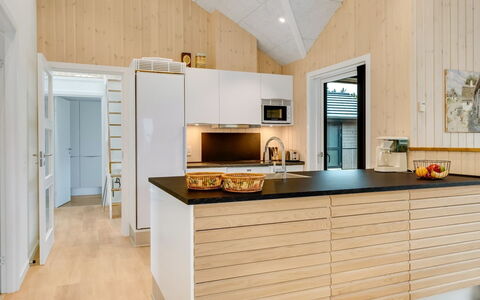 Ylermi - 600M from the Sea: Holz, Flooring, Interior Design, Küche, Holzboden, Decke, Fussboden, Countertop, Möbel, Cabinetry