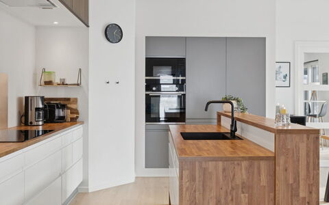 Hubertina - 900M from the Sea: Möbel, Küche, Countertop, Küchengerät, Cabinetry, Flooring, Interior Design, Fussboden, Major Appliance, Holz
