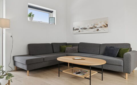 Hubertina - 900M from the Sea: Flooring, Möbel, Holz, Fussboden, Interior Design, Wohnzimmer, Couch, Holzboden, Kaffetisch