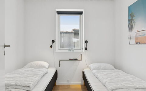 Hubertina - 900M from the Sea: Fussboden, Schlafzimmer, Flooring, Bett, Bettrahmen, Bedding, Wohnung, Bettdecke, Decke, Matratze