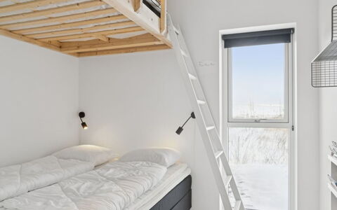 Hubertina - 900M from the Sea: Holz, Schlafzimmer, Bett, Interior Design, Fussboden, Möbel, Etagenbett, Wohnung, Bedding, Bettrahmen