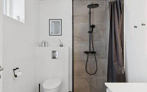 Hubertina - 900M from the Sea: Armatur, Wand, Flooring, Badezimmer, Interior Design, Fussboden, Toilette, Installation, Fliese, Toilleten Sitz