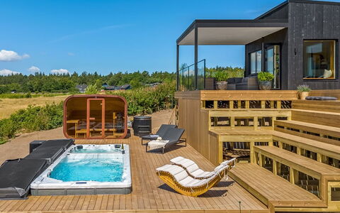 Hubertina - 900M from the Sea: Deck, Resort, Eco Hotel, Schwimmbad, Schatten, Hartholz, Design, Villa, Hotel