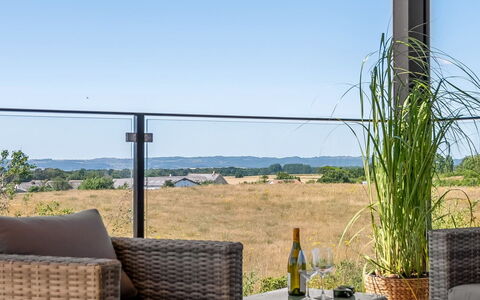 Hubertina - 900M from the Sea: Möbel, Gartenmöbel, Stuhl, Balkon, Schatten, Tisch Im Freien, Zaun, Blumentopf, Terrasse, Zimmerpflanze