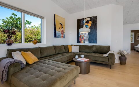 Hubertina - 900M from the Sea: Möbel, Interior Design, Couch, Flooring, Fussboden, Holz, Wohnzimmer, Decke, Zimmer, Wohnung