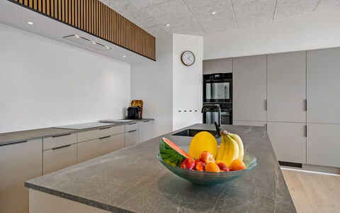 Hubertina - 900M from the Sea: Küche, Flooring, Interior Design, Countertop, Holz, Decke, Fussboden, Cabinetry, Küchengerät, Möbel