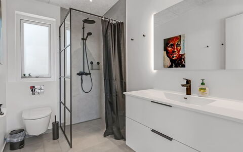 Hubertina - 900M from the Sea: Flooring, Fussboden, Interior Design, Armatur, Badezimmerschrank, Decke, Installation, Fliese, Zuhause, Badezimmer