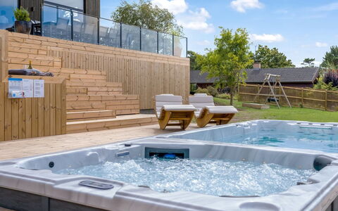 Hubertina - 900M from the Sea: Schwimmbad, Verbundwerkstoff, Deck, Badewanne, Jacuzzi, Hartholz, Resort, Holzbeize, Terrasse