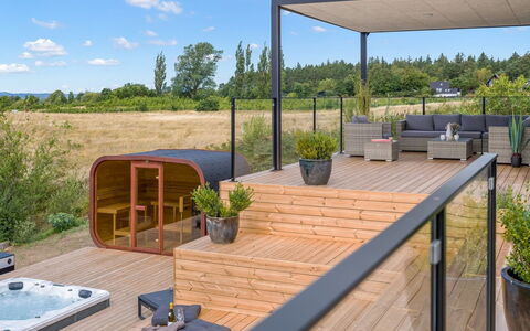 Hubertina - 900M from the Sea: Deck, Schatten, Terrasse, Gartenmöbel, Garten, Outdoor Struktur, Holzbeize, Blumentopf, Hartholz, Design