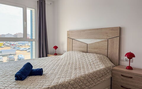 Sonnige Ferien: Möbel, Bett, Interior Design, Fussboden, Schlafzimmer, Flooring, Wand, Holz, Zimmer, Bettdecke