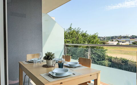 Sonnige Ferien: Möbel, Interior Design, Fussboden, Flooring, Stuhl, Küche & Esszimmer Tisch, Wohnung, Glas, Schatten, Balkon