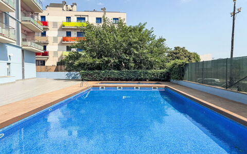 Sonnige Ferien: Blau, Wohnung, Wohngebiet, Schwimmbad, Eigentumswohnung, Verbundwerkstoff, Urban Design, Menschliche Siedlung, Balkon