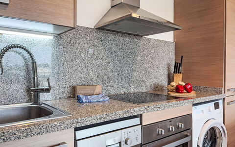 Sonnige Ferien: Küche, Countertop, Interior Design, Flooring, Küchengerät, Major Appliance, Zapfhahn, Cabinetry, Granit, Armatur