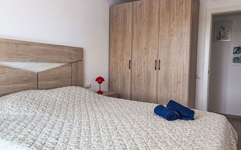 Sonnige Ferien: Bett, Möbel, Bedding, Schlafzimmer, Fussboden, Interior Design, Bettdecke, Wand, Flooring, Zimmer
