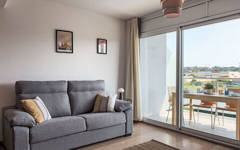 Sonnige Ferien: Möbel, Interior Design, Flooring, Wohnung, Fussboden, Zimmer, Couch, Zuhause, Wohnzimmer, Stuhl