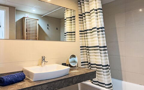 Sonnige Ferien: Badezimmer, Interior Design, Flooring, Armatur, Wand, Bad Sink, Fussboden, Zapfhahn, Textil, Sinken