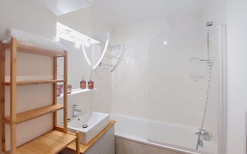 Beau Séjour: Wand, Armatur, Flooring, Interior Design, Badezimmer, Fussboden, Zimmer, Installation, Zapfhahn, Bad Sink