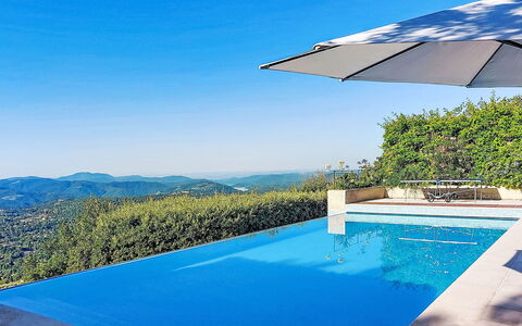 Balcon D'Azur: Schwimmbad, Blau, Resort, Verbundwerkstoff, Eco Hotel, Gartenmöbel, Schatten, Regenschirm, Sonnenliege, Villa