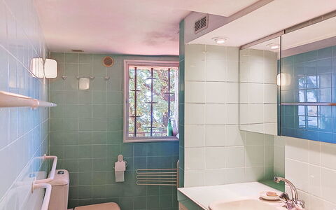 Balcon D'Azur: Badezimmer, Interior Design, Bad Sink, Armatur, Wand, Flooring, Sinken, Fussboden, Zapfhahn, Installation