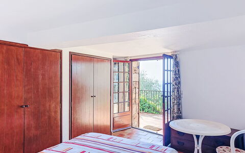 Balcon D'Azur: Bett, Wand, Schlafzimmer, Möbel, Holz, Bettdecke, Bedding, Interior Design, Textil, Fussboden