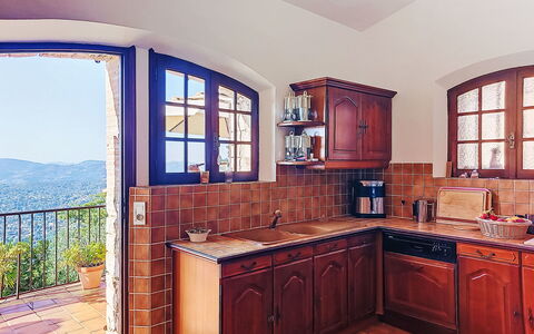 Balcon D'Azur: Holz, Küche, Möbel, Cabinetry, Flooring, Countertop, Interior Design, Küchengerät, Fussboden, Holzbeize
