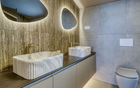 Black Imperium: Wand, Interior Design, Flooring, Armatur, Sinken, Fussboden, Zapfhahn, Beleuchtung, Light Fixture, Badezimmer