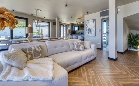 Black Imperium: Möbel, Interior Design, Flooring, Couch, Fussboden, Decke, Holz, Wohnzimmer, Holzboden, Zimmer