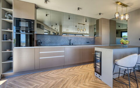 Black Imperium: Interior Design, Möbel, Küche, Flooring, Countertop, Fussboden, Cabinetry, Holz, Decke, Light Fixture