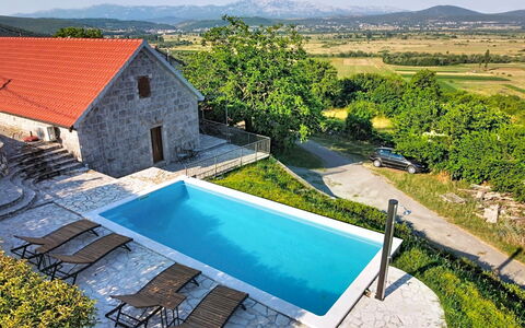 Marija: Wohngebiet, Hügel, Haus, Zuhause, Resort, Gebirge, Eco Hotel, Bergstation, Estate, Villa