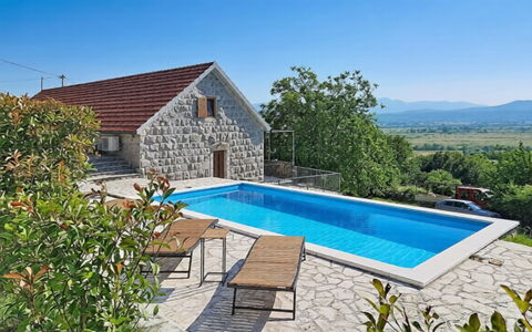 Marija: Wohngebiet, Hügel, Haus, Zuhause, Resort, Gebirge, Eco Hotel, Bergstation, Estate, Villa